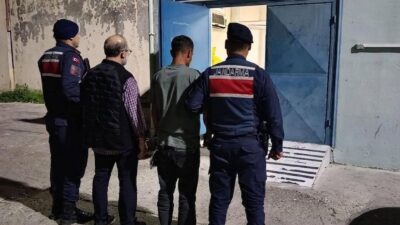 Adana’da yaşayan iki yaşlı vatandaş, kendilerini polis olarak tanıtan dolandırıcılara