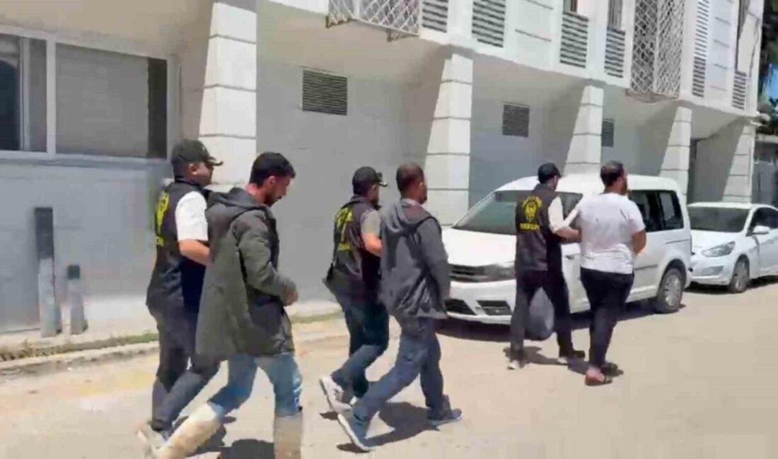 Mersin’de, vatandaşları dolandırdıkları tespit edilen ve kendilerini polis olarak tanıtan