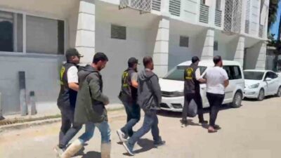 Mersin’de, vatandaşları dolandırdıkları tespit edilen ve kendilerini polis olarak tanıtan
