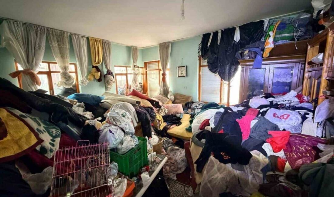 Kepez Belediyesi, Düdenbaşı Mahallesi’nde bulunan 2324 Sokak’taki bir apartmandaki çöp