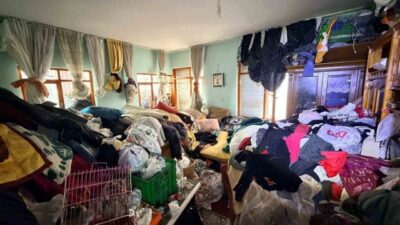 Kepez Belediyesi, Düdenbaşı Mahallesi’nde bulunan 2324 Sokak’taki bir apartmandaki çöp