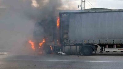 Kırıkkale’de, dorsesinde kereste yüklü olan bir çekicinin motor bölümünde çıkan