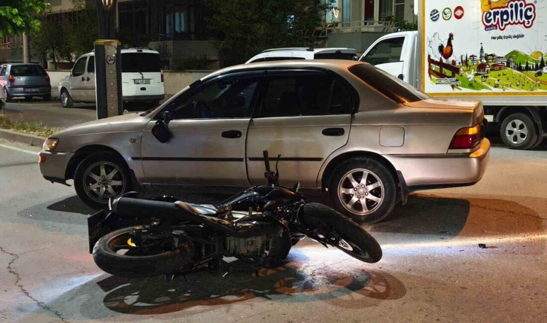 Keşan ilçesinde meydana gelen trafik kazasında otomobil ile motosiklet çarpıştı;