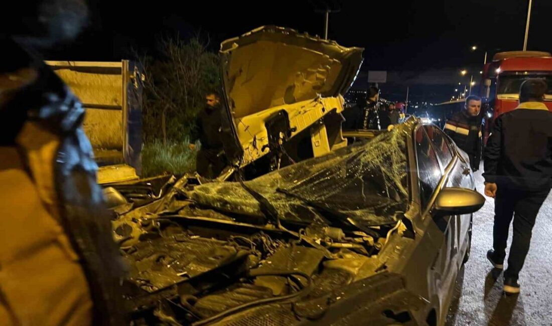 Kilis’te park halindeki bir tıra arkadan çarparak kaza yapan otomobilde