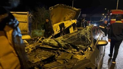 Kilis’te park halindeki bir tıra arkadan çarparak kaza yapan otomobilde