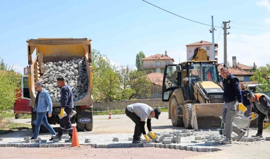 Kırıkkale Belediyesi, kent genelinde devam eden kilit parke ve asfalt