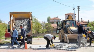 Kırıkkale Belediyesi, kent genelinde devam eden kilit parke ve asfalt