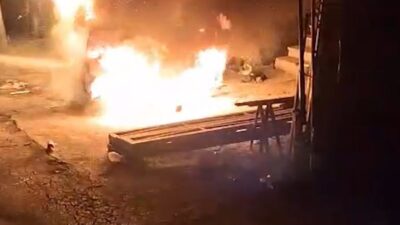 Kırıkkale’de bir otomobil, eski sanayi sitesinde meydana gelen bir yangında
