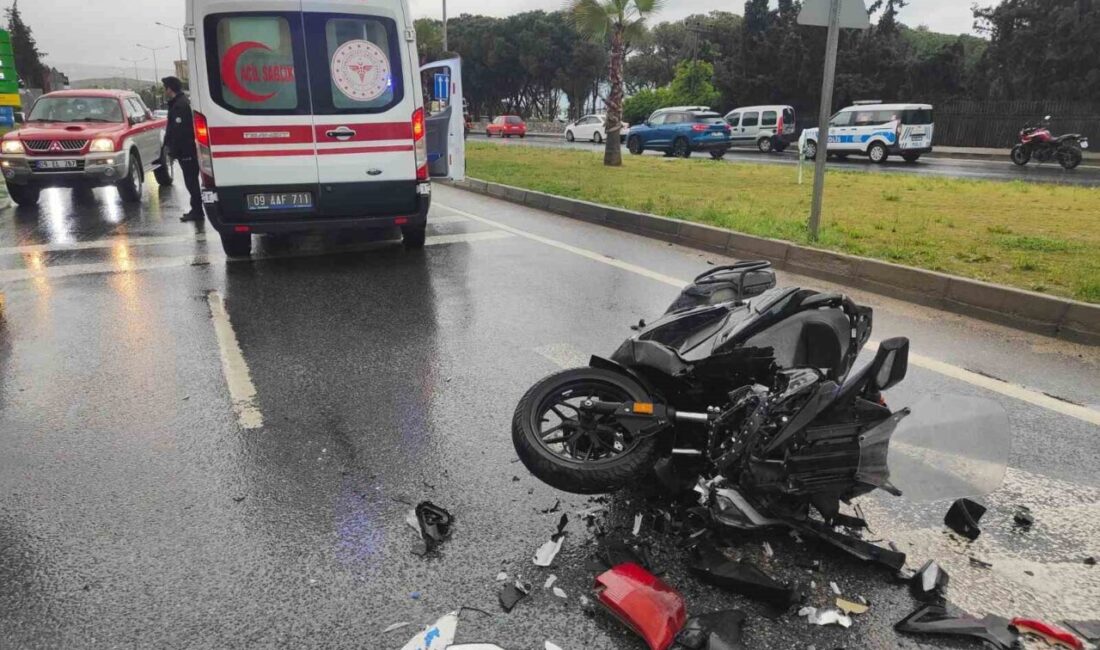 Kuşadası ilçesinde, yağışlı bir hava nedeniyle meydana gelen trafik kazasında,