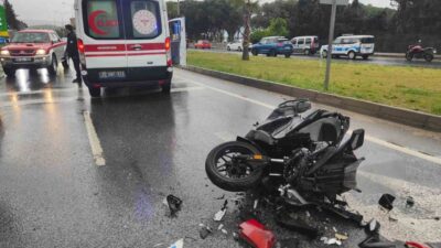 Kuşadası ilçesinde, yağışlı bir hava nedeniyle meydana gelen trafik kazasında,