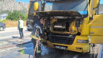 Antalya’da, Konyaaltı ilçesi Sarısu Mahallesi Akdeniz Bulvarı üzerinde kırmızı ışıkta