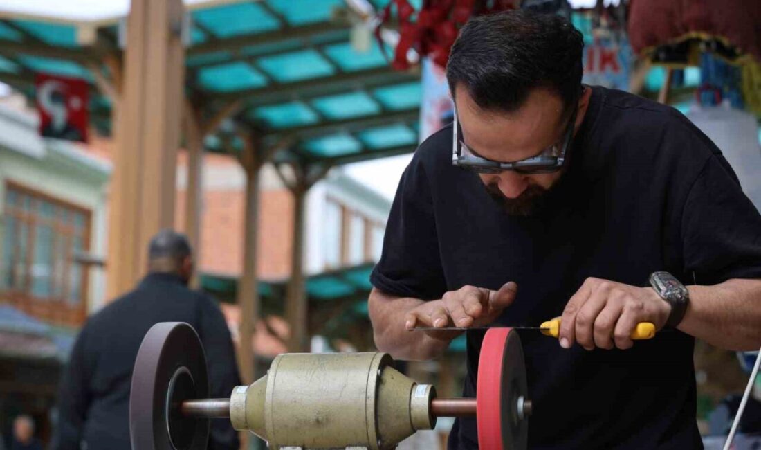 Kırşehir’de Kurban Bayramı öncesinde hazırlıklarını tamamlamak isteyen vatandaşlar, bıçak bileycilerinin