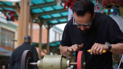 Kırşehir’de Kurban Bayramı öncesinde hazırlıklarını tamamlamak isteyen vatandaşlar, bıçak bileycilerinin