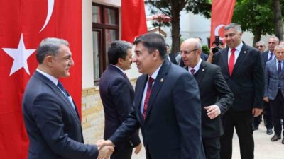 Kırşehir’de, Kurban Bayramı vesilesiyle, valilik himayesinde düzenlenen bayramlaşma programı, İl