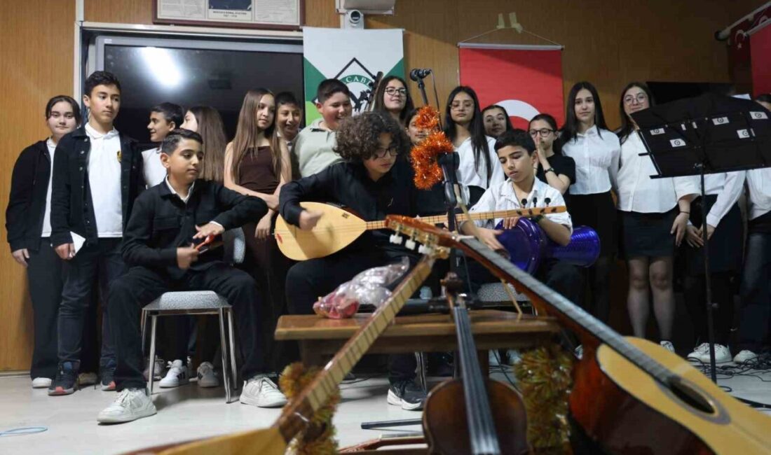 Kırşehir’de yer alan Cacabey Ortaokulu tarafından düzenlenen ‘Cacabey Çalıp Söylüyor’