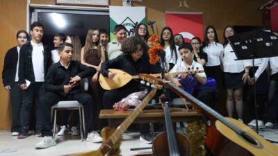 Kırşehir’de yer alan Cacabey Ortaokulu tarafından düzenlenen ‘Cacabey Çalıp Söylüyor’