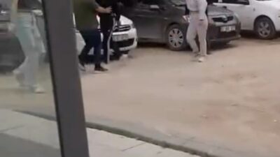 Afyonkarahisar’da yaşlı bir adam, 3 genç kız arasındaki kavgayı engellemeye
