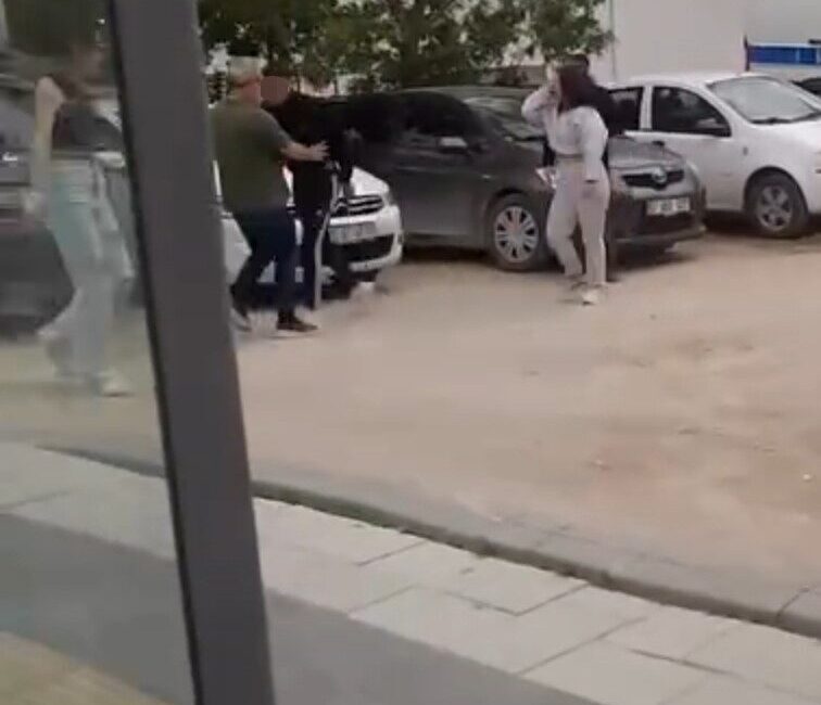 Afyonkarahisar’da yaşlı bir adam, 3 genç kız arasındaki kavgayı engellemeye