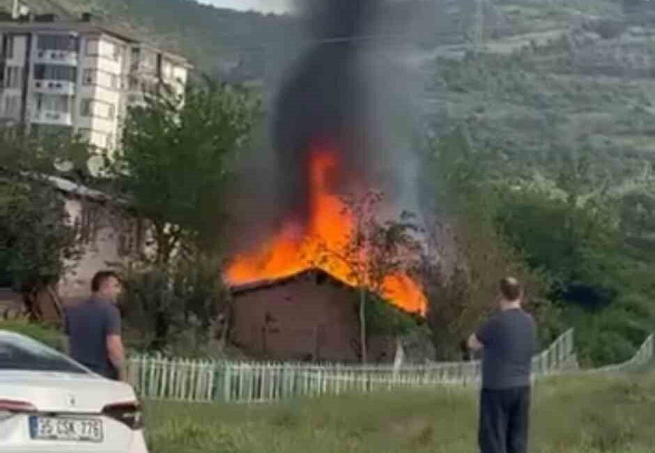Tek katlı bir evde meydana gelen yangın, Kocaeli’nin Derince ilçesinde