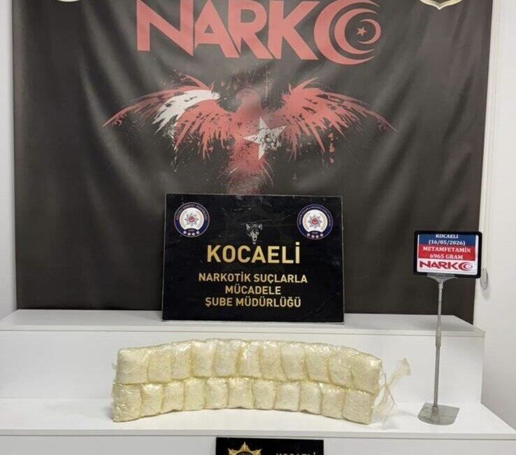 Kocaeli İzmit ilçesinde gerçekleştirilen operasyonda durdurulan bir yolcu otobüsünde yapılan