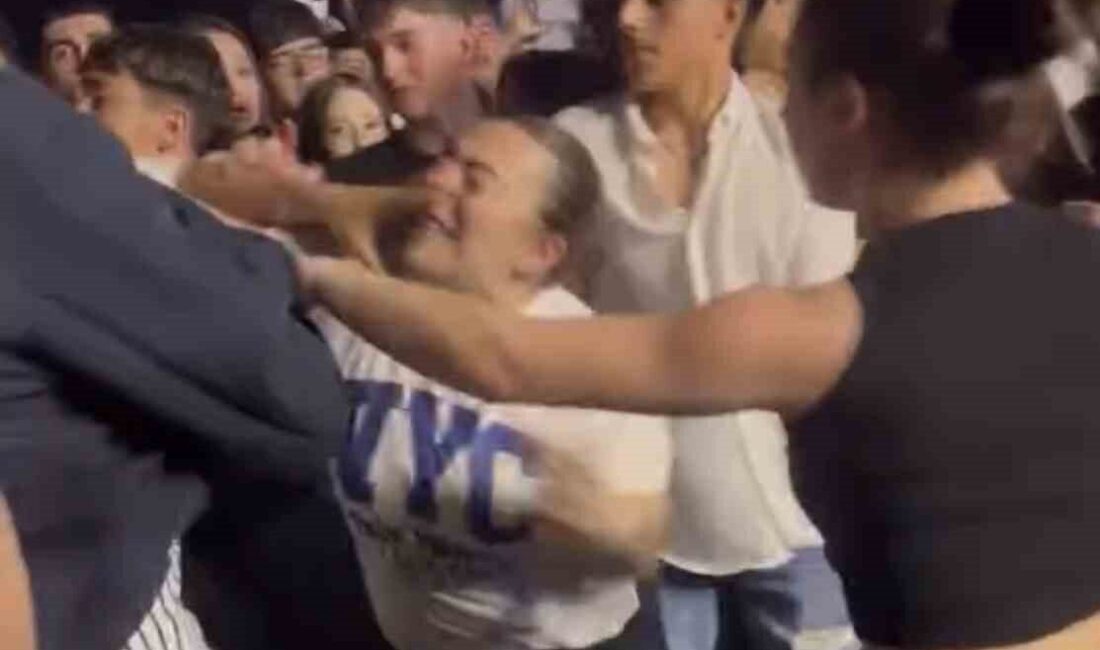 Bursa’da gerçekleştirilen konserde gençler arasında çıkan şiddetli kavga, bir vatandaşın
