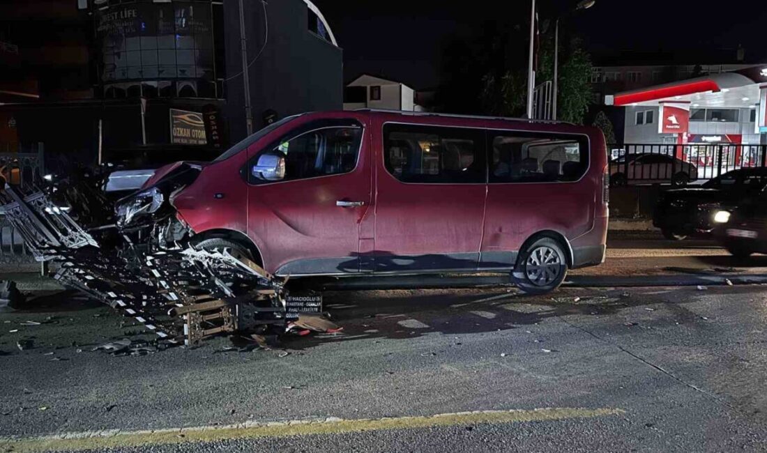 Adapazarı ilçesinde meydana gelen bir olayda, kontrolü kaybeden bir minibüs
