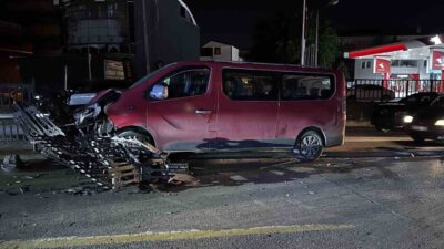 Adapazarı ilçesinde meydana gelen bir olayda, kontrolü kaybeden bir minibüs
