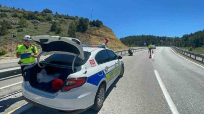 Karaman ilinde bir motosikletin bariyerlere çarpması sonucu sürücü yaralandı. Olay,