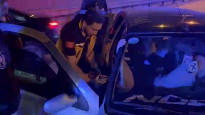 Bursa’da, bir sürücü otomobilinin kontrolünü kaybederek yol kenarındaki bariyere çarptı