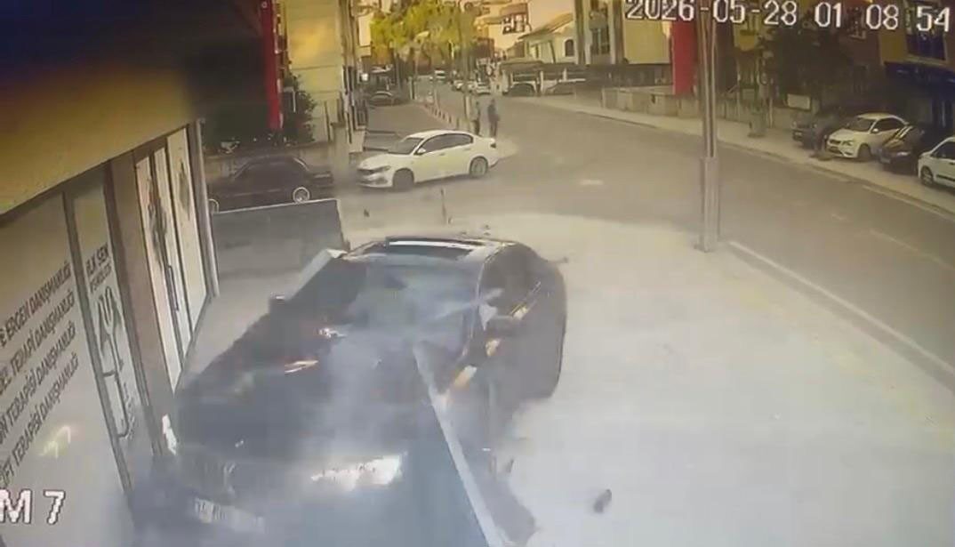 Kocaeli İzmit ilçesinde bir otomobilin kontrolden çıkarak psikolojik danışmanlık merkezine