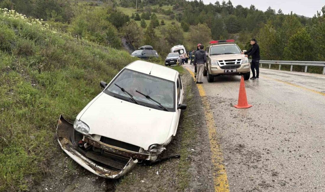 Tosya ilçesinde meydana gelen trafik kazasında kontrolden çıkan bir otomobil