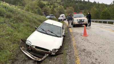 Tosya ilçesinde meydana gelen trafik kazasında kontrolden çıkan bir otomobil
