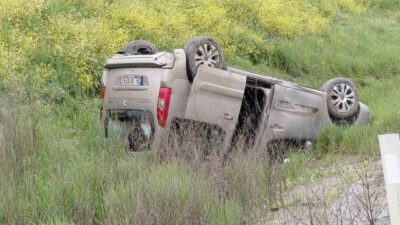 Bolu’da yağış sonucu kayganlaşan yolda otomobilin takla atması sonucu 2