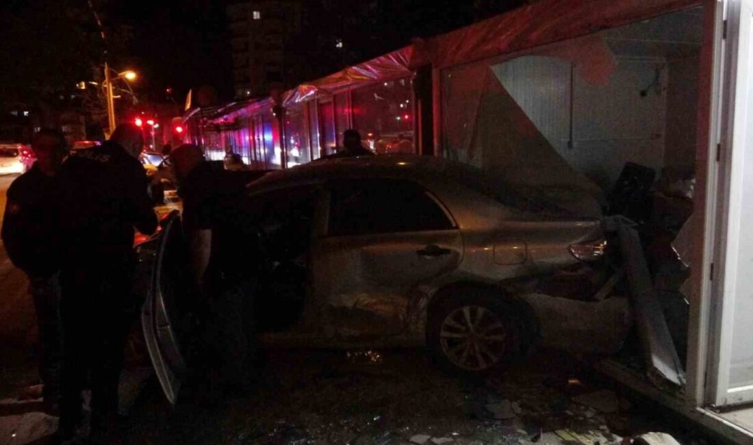 Malatya’da meydana gelen bir trafik kazasında, lastiği patlayan bir otomobilin
