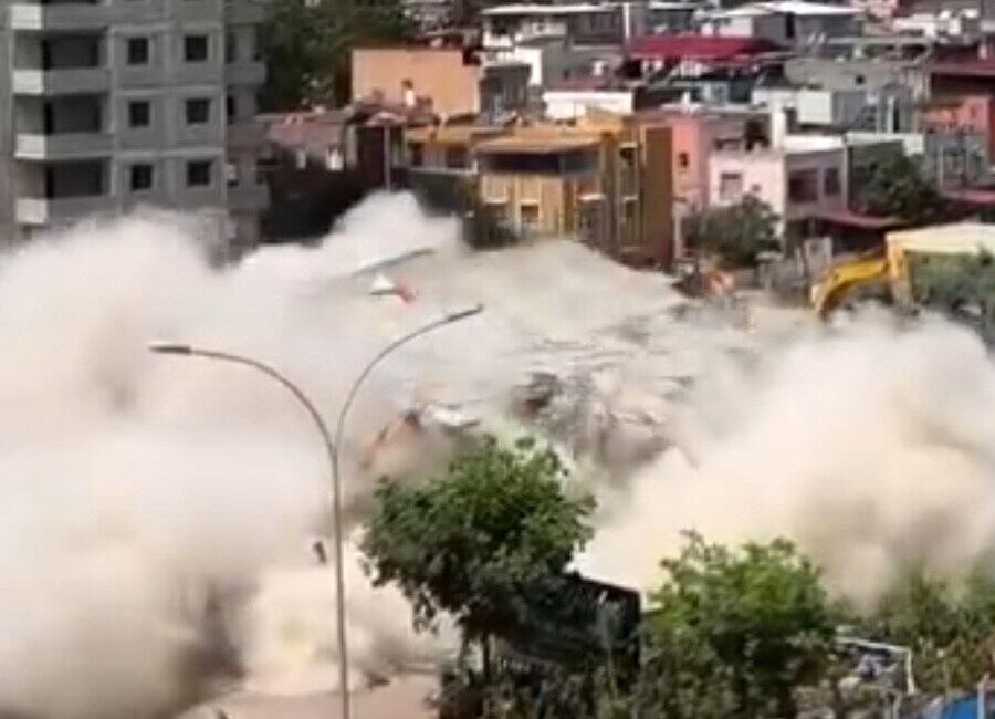 Adana’da bir kadının, kontrolsüz şekilde gerçekleştirilen bina yıkımından son anda