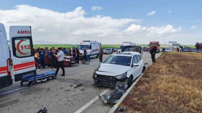 Kulu ilçesinde meydana gelen trafik kazasında 2 otomobilin çarpışması sonucu