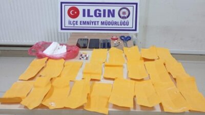 Ilgın ilçesinde polis tarafından durdurulan bir araçta ve şüphelilerin attığı