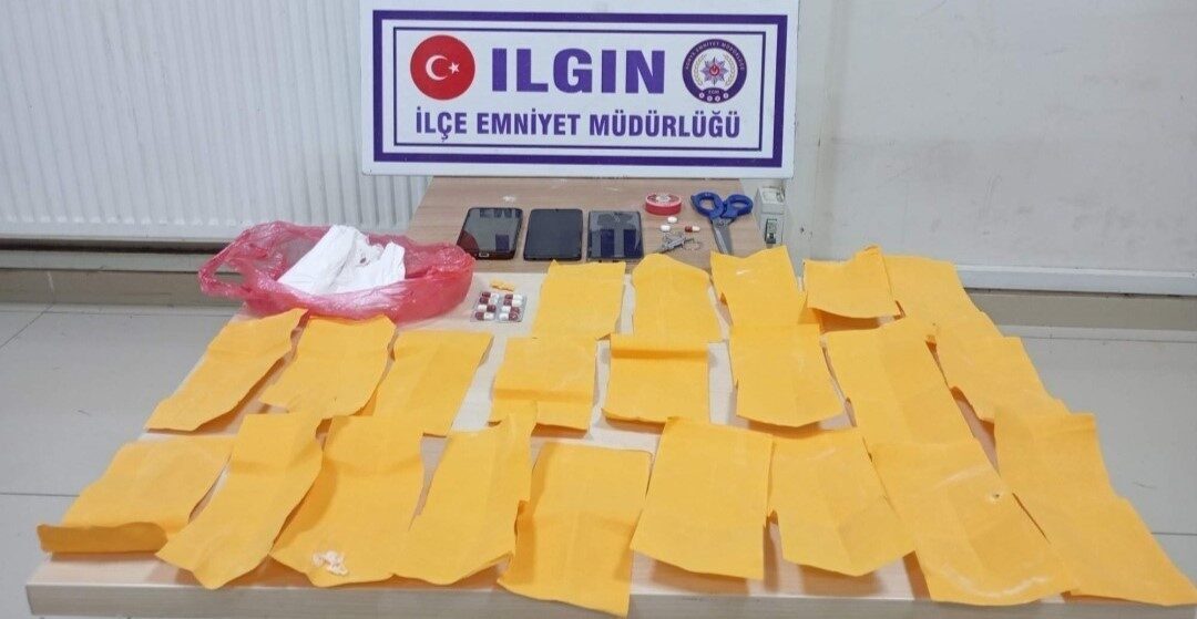 Ilgın ilçesinde polis tarafından durdurulan bir araçta ve şüphelilerin attığı