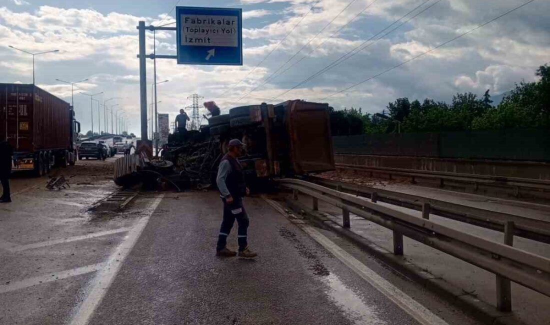 Kocaeli’nin Başiskele ilçesinde bir hafriyat kamyonu, yolunda aniden beliren bir
