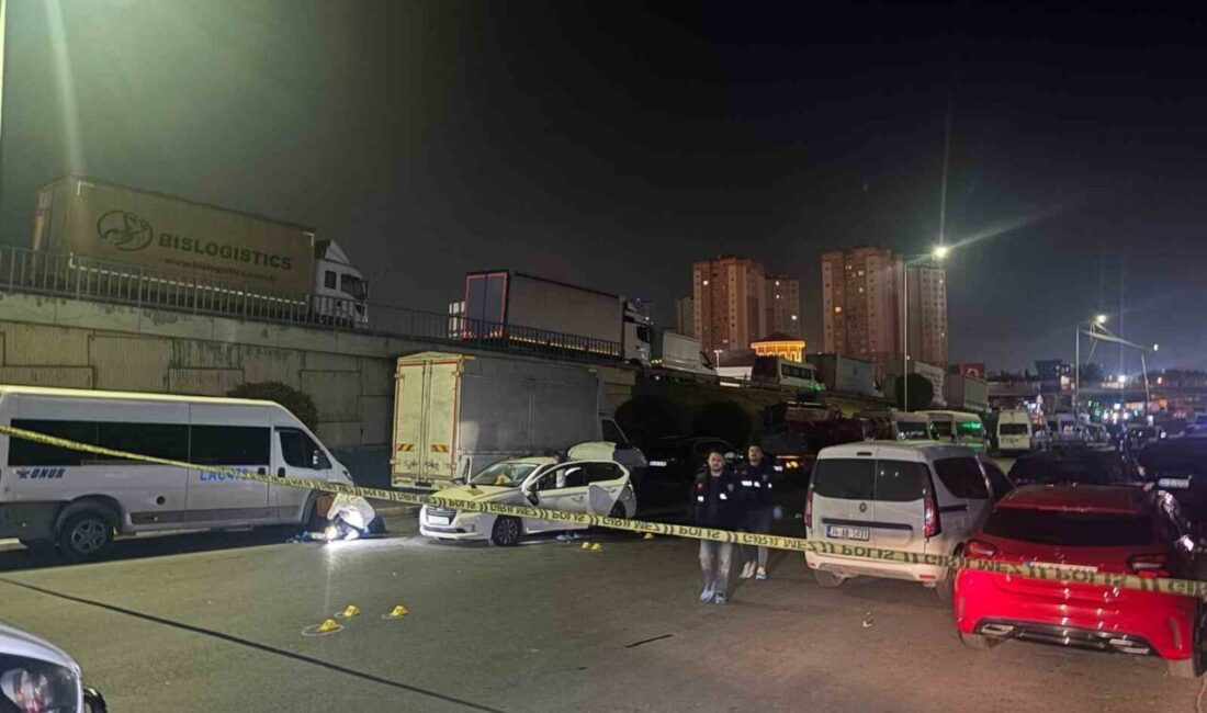 Küçükçekmece’de polisin “dur” ihtarına uymayan bir otomobil, gece saatlerinde kaçmaya