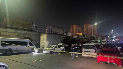 Küçükçekmece’de polisin “dur” ihtarına uymayan bir otomobil, gece saatlerinde kaçmaya