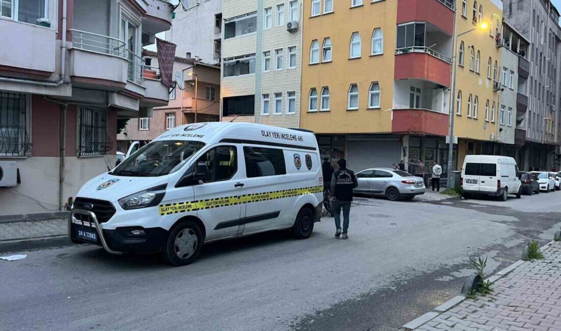 Küçükçekmece’de yaşanan olayda, motosikletli 2 kişi ile sokakta karşılaştıkları husumetliler