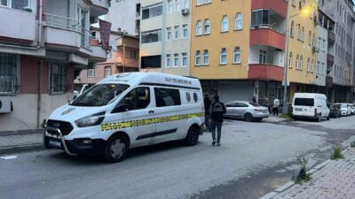 Küçükçekmece’de yaşanan olayda, motosikletli 2 kişi ile sokakta karşılaştıkları husumetliler
