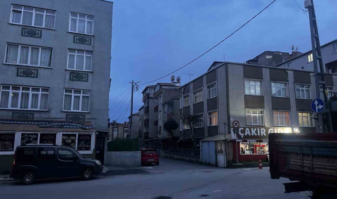 Kahvenin önünde gerçekleşen silahlı saldırıda 3 kişi yaralandı. Saldırı, bugün