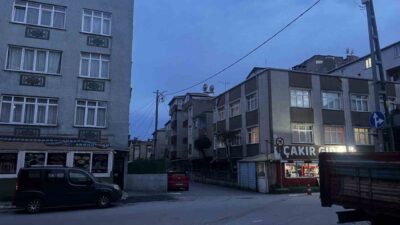 Kahvenin önünde gerçekleşen silahlı saldırıda 3 kişi yaralandı. Saldırı, bugün