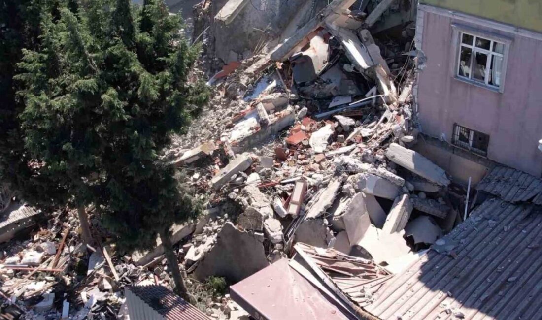 İstanbul’un Küçükçekmece ilçesinde gerçekleştirilen kentsel dönüşüm çalışmaları sırasında iş makinesiyle