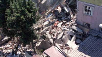 İstanbul’un Küçükçekmece ilçesinde gerçekleştirilen kentsel dönüşüm çalışmaları sırasında iş makinesiyle
