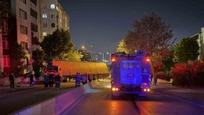 Küçükçekmece ilçesinde meydana gelen bir kaza sonucunda, palet yüklü bir