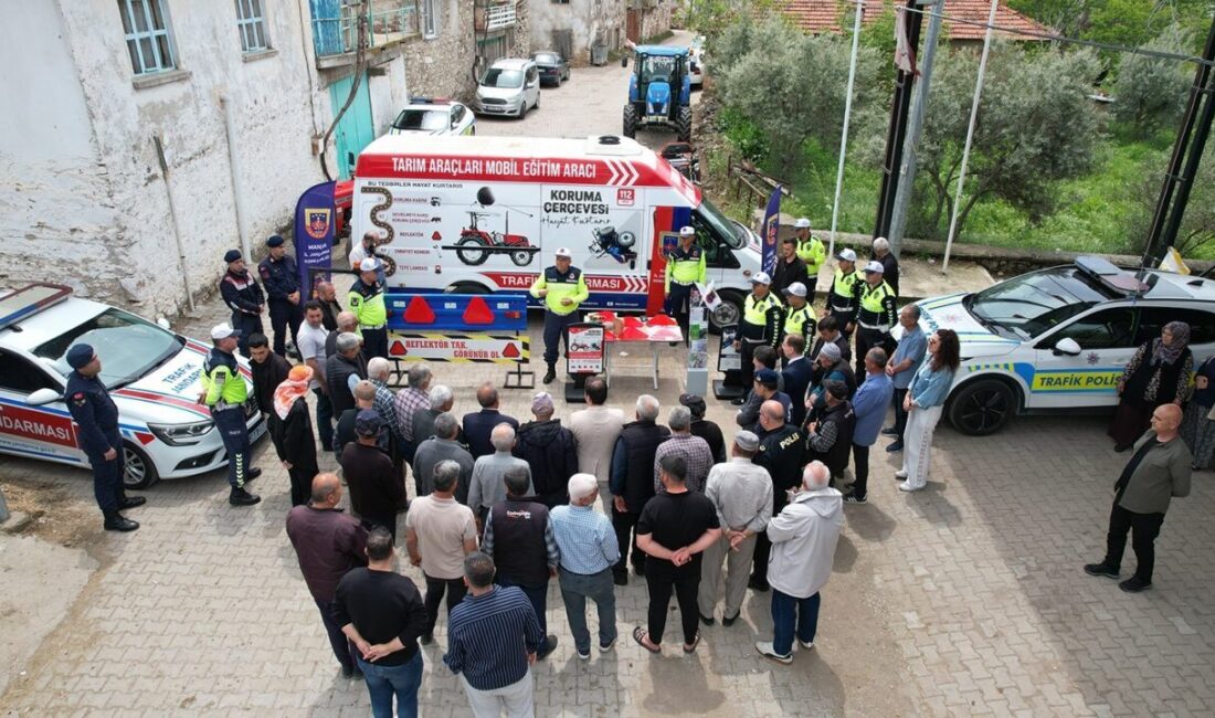 Manisa’nın Kula ilçesinde düzenlenen Trafik Haftası Etkinlikleri kapsamında Körez Mahallesi’nde