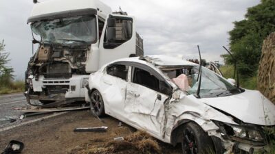 Manisa’nın Kula ilçesinde meydana gelen zincirleme trafik kazasında 1 tır,